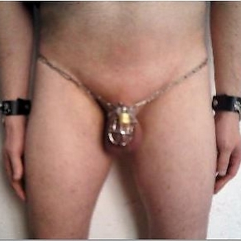 Youki 270 ème jour de chasteté imposée soumis portant cage de chasteté