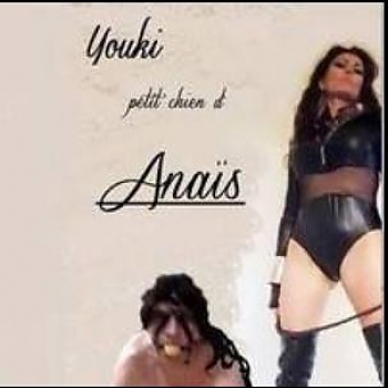 Youki en laisse aux pieds de sa Dominatrice en cuissardes Aux pieds de ma Maîtresse